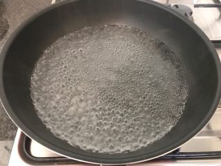 13、无肉不欢+红酒煨小红肠,大火烧开一些水，