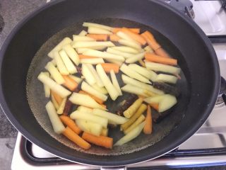 14、无肉不欢+红酒煨小红肠,将土豆和胡萝卜掉一下水，土豆微微变透明，就可以捞出沥干水分，