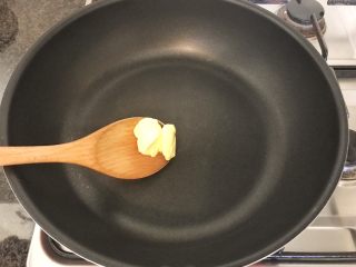 15、无肉不欢+红酒煨小红肠,将炒锅洗干净，开小火加入黄油之软化，