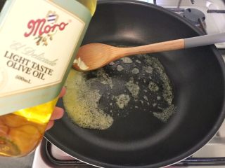 16、无肉不欢+红酒煨小红肠,再加少许橄榄油，