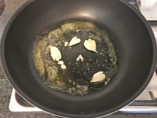 17、无肉不欢+红酒煨小红肠,先把大蒜加进来，煸炒出香味，