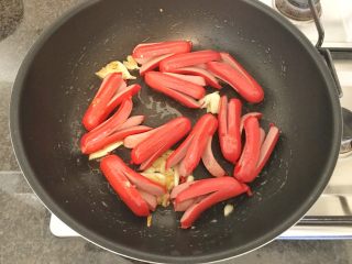 18、无肉不欢+红酒煨小红肠,然后把小红肠加进来，开中小火煎小红肠至两面发黄，