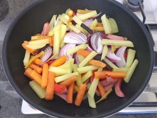 19、无肉不欢+红酒煨小红肠,再把剩余的食材一起加进来，煸炒2分钟，（手势轻一点，不要把红肠炒断了哈），