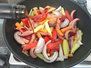 20、无肉不欢+红酒煨小红肠,加入红酒，（这时红酒和黄油融合，满屋中都是香味????），