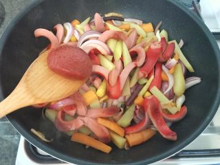 22、无肉不欢+红酒煨小红肠,加蕃茄酱，（会颠锅的亲们，可以颠锅哈，不会的就轻轻翻炒哈????），