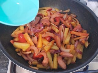 23、无肉不欢+红酒煨小红肠,锅中比较干的，可以溜少许清水，开大火盖上锅盖煨上2-3分钟，就可以出锅了。