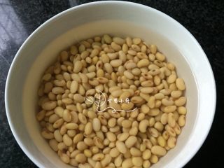 1、地方菜 成都豆花,干黄豆用清水泡一夜