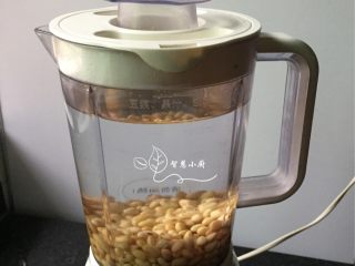 2、地方菜 成都豆花,豆浆机加入1000ml 清水，倒入泡好的黄豆，打成豆浆