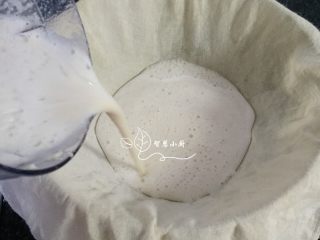 3、地方菜 成都豆花,打好的豆浆用滤布过滤掉豆渣