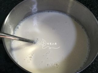 4、地方菜 成都豆花,把过滤出的豆浆倒入锅里，中火把豆浆煮开