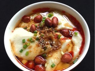 8、地方菜 成都豆花,用勺子舀到碗里，放入调料即可