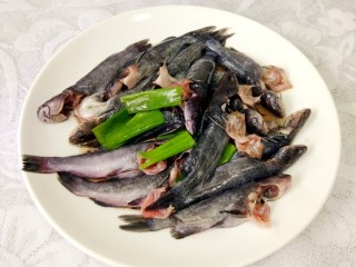 2、红烧三角峰,加适量盐和料酒，大葱，拌匀码味十五分钟