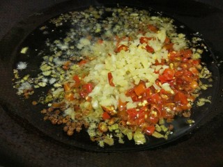 8、红烧三角峰,加入泡椒泡姜，中火爆香