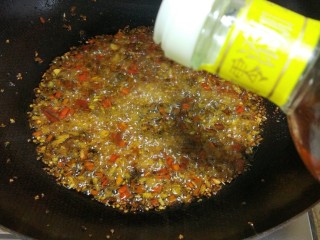 10、红烧三角峰,加入料酒