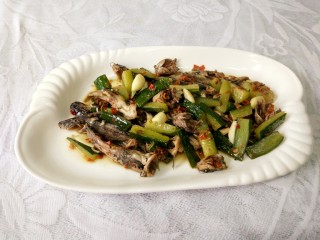 15、红烧三角峰,将锅内的菜用漏勺舀到盘子里面