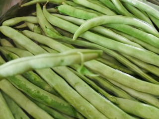 3、爆炒豆角,择去两端及两侧的荚丝