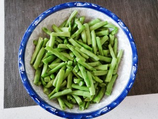 5、爆炒豆角,掰成段 备用