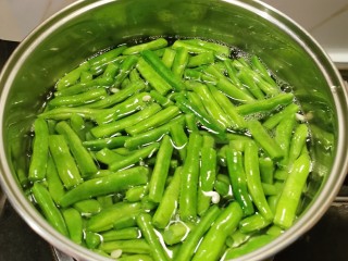 8、爆炒豆角,煮熟即可捞出