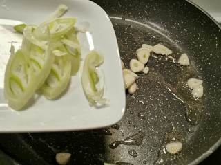 11、爆炒豆角,放入葱片 