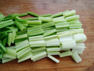 4、西芹炒山药,把西芹切段