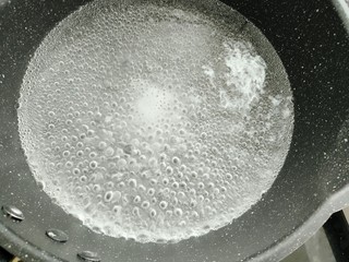 5、西芹炒山药,坐锅烧适量水