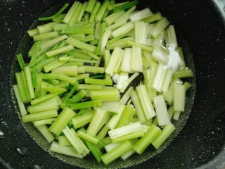 6、西芹炒山药,水开后放入盐和西芹煮一分钟捞出过凉水控干水分