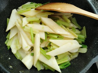 13、西芹炒山药,翻炒均匀即可