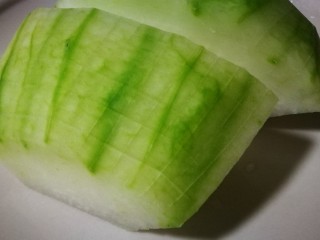 4、素菜系列之红烧肉,在表面切花刀