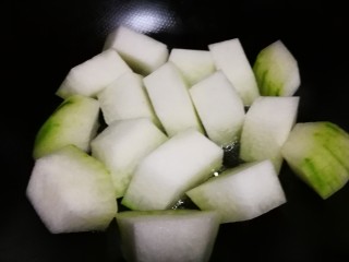 5、素菜系列之红烧肉,锅中油热下冬瓜 