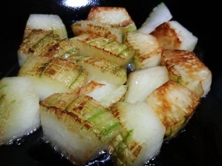 6、素菜系列之红烧肉,冬瓜表面炸制焦黄 盛出