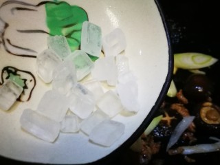 9、素菜系列之红烧肉,加入冰糖 