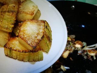 10、素菜系列之红烧肉,将冬瓜倒回锅中