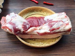 1、梅菜扣肉,准备五花肉500克。