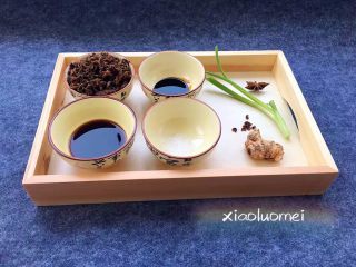2、梅菜扣肉,做梅菜扣肉大部分调料合影；梅菜干60克、生抽30毫升、老抽3茶匙、白糖1茶匙、醪糟（甜酒）1茶匙、葱1根、花椒3克、八角1个、姜1块。
