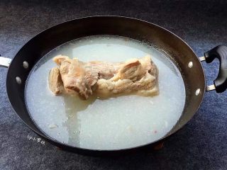 4、梅菜扣肉,之后放入姜片、花椒、葱、八角、料酒2茶匙、盐1茶匙，大火煮到五花肉用筷子扎透后，捞出来稍稍控干。