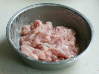 2、水煮肉片,猪肉洗净切片，用盐、淀粉上浆