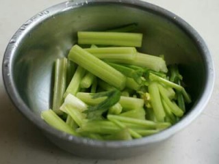 3、水煮肉片,芹菜切段