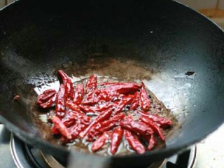 4、水煮肉片,辣椒、花椒用小火炒成棕红色