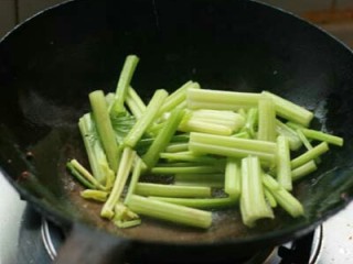 6、水煮肉片,芹菜炒至断生装盘