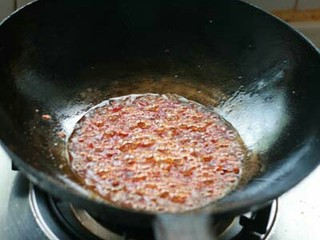 7、水煮肉片,葱、姜、蒜炒出香味，下入豆瓣酱炒出红油