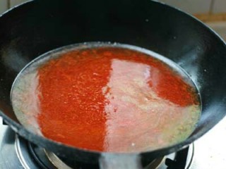 8、水煮肉片,倒入高汤（或者开水），加盐、料酒、鸡精，烧沸