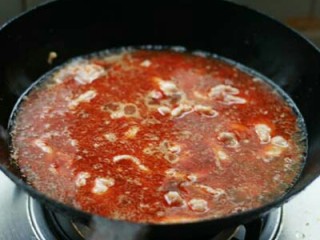 9、水煮肉片,将肉片逐片下入，煮沸