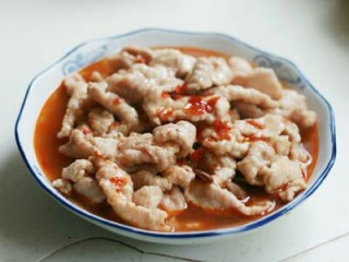 10、水煮肉片,肉片和汤汁倒入盘中