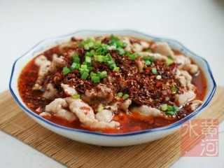 11、水煮肉片,撒上切碎的辣椒花椒，另烧热油浇在上面，再撒上香葱就好了