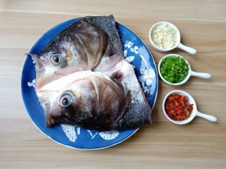 1、麻辣鱼头,新鲜大鱼头一个、青红辣椒现剁现用,也可以一次性多做一点放冰箱冷藏备用。