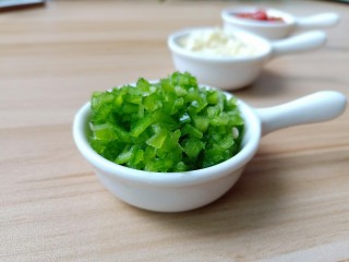 3、麻辣鱼头,青辣椒剁碎。