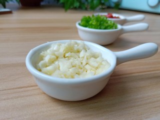 4、麻辣鱼头,蒜剁成末。