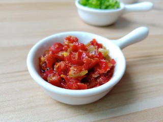 5、麻辣鱼头,红辣椒一样剁末备用。