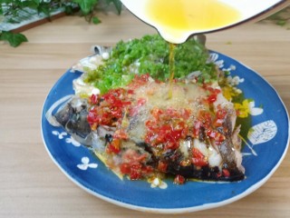 12、麻辣鱼头,出锅淋上一勺生抽,撒上蒜末,浇上热油刺啦刺啦的响声,味道就扑鼻而来!