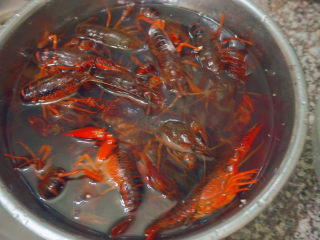 2、爆炒小龙虾,先泡水半小时，小龙虾先把脏水吐出来